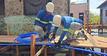 Tubulações de água em área de palafitas na zona Oeste de Manaus são adaptadas para período de cheia