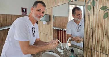 Moradores do Cidade de Deus celebram chegada do esgotamento sanitário no bairro: “O que faltava pra gente era isso”