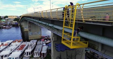 Águas de Manaus realiza modernização em sistema de esgoto suspenso na Ponte do Educandos